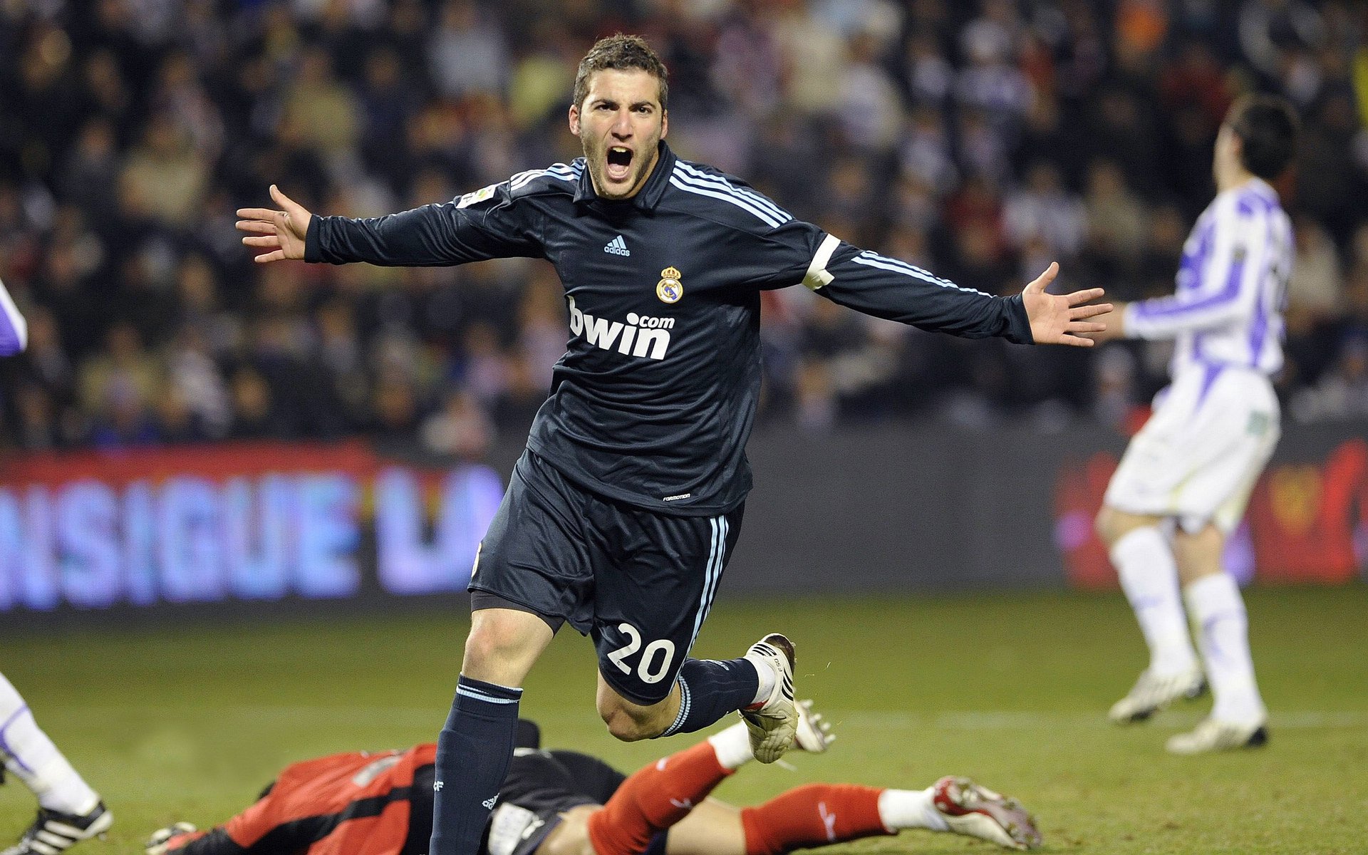 开云综合服务-库里：用“精准”建立起NBA最“远”的防线！，库里的进攻能力